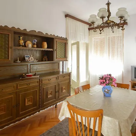 In 33114 Apartment Novi Vinodolski